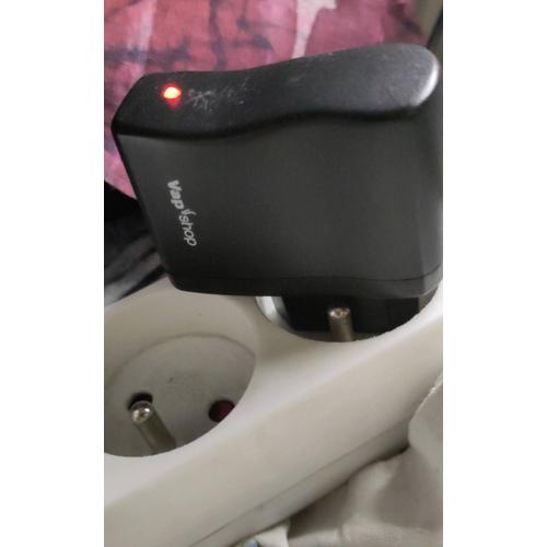 Chargeur pour vapoteuse 5V et 500mA Vap'shop avec voyant rouge de charge Vap Shop QRT-288