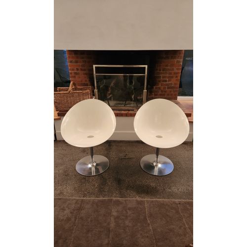 Vends 2 Fauteuils Eros Kartell Blanc. Pied Aluminium Poli.  Assise  Pivotante.  Confort  Et Esthétique.  Design  By Starck.  Dimensions : Larg 62 Cm X Prof 70 Cm X H 79 Cm - Assise : H 46 Cm