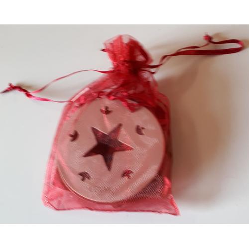 Lot de 8 décorations de Noël à suspendre en bois très légères représentant des coeurs des étoiles et des flocons de neige (4 beige + 4 rouge foncé) dans un sachet de nylon rouge-Yves Rocher