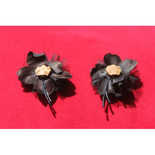 Boucles Clips Fleurs En Tissu Noir Rehaussè D'une Perle En Bois