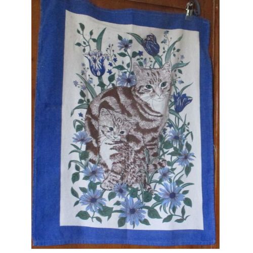 Torchon Décoratif En Coton Représentant Une Chatte Tigrée Et Son Chaton Dans Un Décor De Fleurs Bleues-Large Contour Bleu-50x66cm Environ
