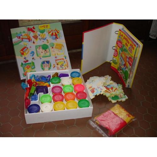 La Petite Ville De Play-Doh - Classeur Avec  Fascicules D'activités  + Boîte Avec Pots De Pâte À Modeler Play-Doh + Accessoires + Tablier Play-Doh + Tapis De Jeu Puzzle