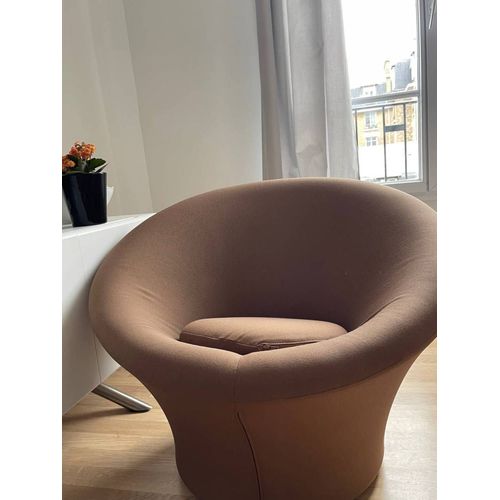 Fauteuil "Mushroom" Pierre Paulin Pour Artifort. Fauteuil Monocoque Qui Rappel La Forme D'Un Champignon. Tissu D'Origine Marron.  E Très  Bon État  Le Prix Négociable Dans La Légère Merci N'Hésitez Pa