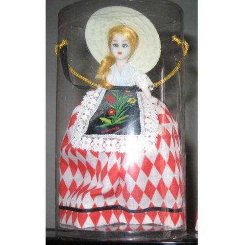 Ancienne poupée folklorique de collection Monaco- 14cm avec jupe rouge et blanche, fichu, tablier fleuri et chapeau plastique- hauteur avec jupon 17cm- dans sa boite d’origine