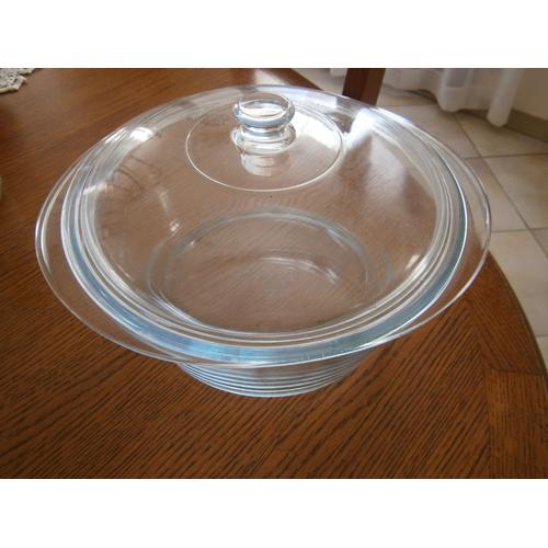 Cocotte Ronde En Verre Pyrex Grande Capacité En Très Bon État Excepté Deux Petits Éclats Sur Le Dessus Du Couvercle