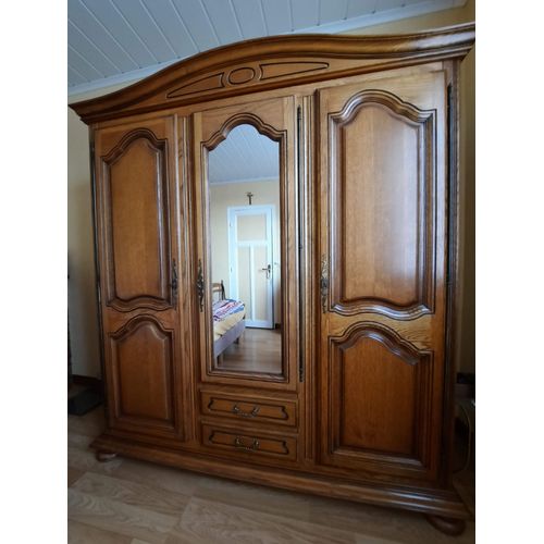 Vend Armoire Rustique En Chêne.