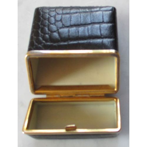 Petite boite/coffret ancienne- recouverte d'imitation cuir noir style croco- fermeture métallique dorée avec cliquet- dimensions extérieures 6.5x8x3cm