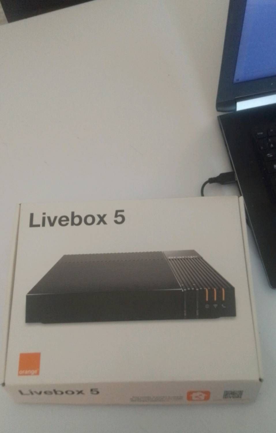 vend livebox5 en très bon état, complète et dans sa boîte d'origine. Modem fibre