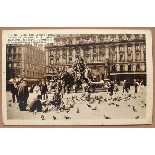 253 - Lyon - Place Des Terreaux, Fontaine Bartholdi, Bazar De L'hôtel De Ville.