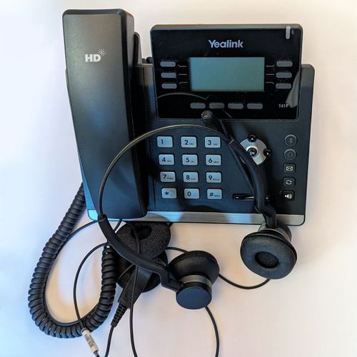 Téléphone IP Yealink T41P avec casque micro Jabra Biz (prise QD)