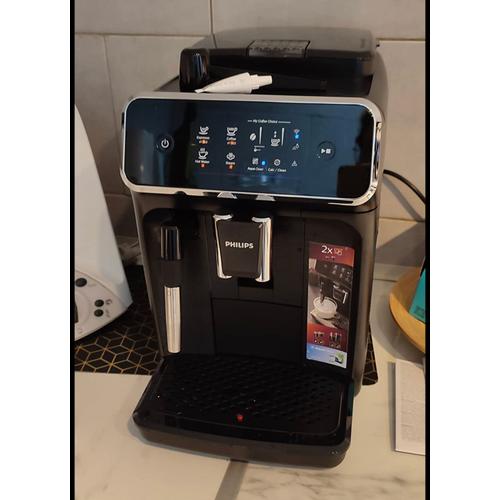 Philips Série 2200 Machine Expresso - Café à Grain - Wi-Fi Connecté, avec Appli de Contrôle, Mousseur à Lait Classique, Écran Tactile Intuitif, Noir Mat (EP2520/10)