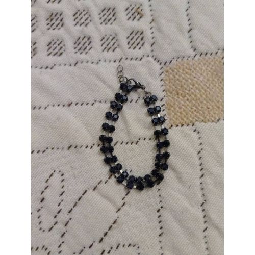 Bracelet En Métal Argenté Et Strass Noires.