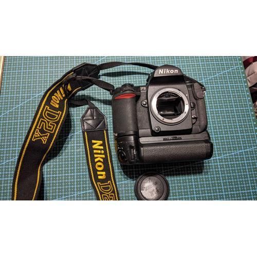 Appareil photo argentique Nikon F6 avec MB40