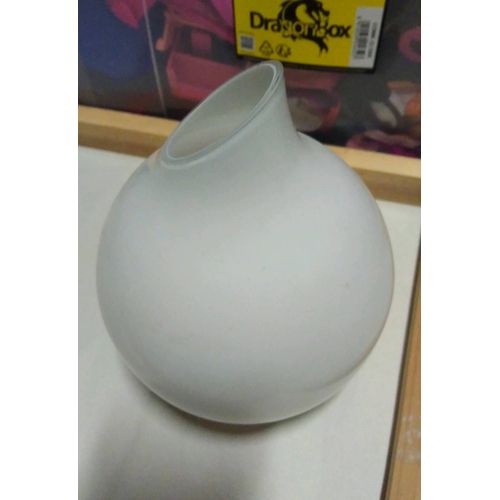 Vase en verre fumé blanc