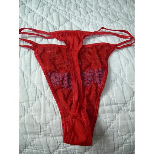 string en dentelle rouge