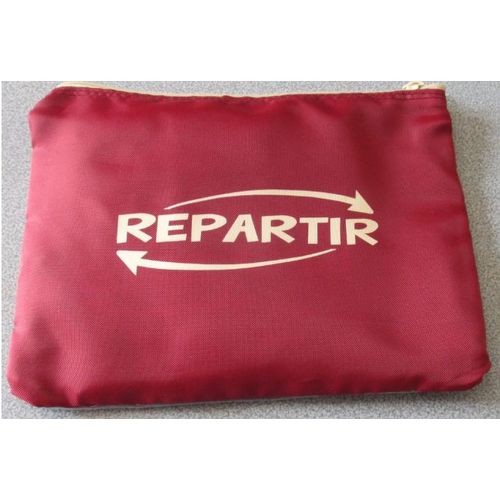 Pochette 24x18 cm rouge contenant un sac à dos d'appoint plié 33x43 cm-l a pochette a une fermeture éclair et une poche transparente à l'arrière- les deux sont marqués Repartir- tissu imperméable
