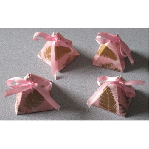 Six aumonières carton pour présentation de bonbons ou petites douceurs- forme pyramide fermée par ruban- rose avec décor feuillage exotique et un petit ananas au-dessous- 7x7x8cm- vendues vides