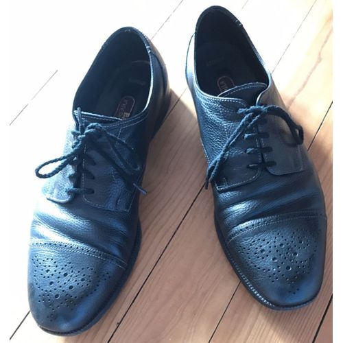 Superbes Derbies Bally Pointure 44 Tout Cuir En Très Bon État Couleur Noire