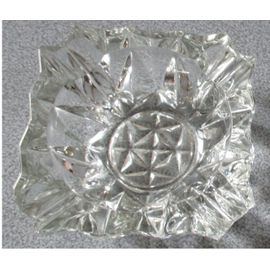 Coupelle/Cendrier/Vide Poche En Verre Transparent Travaillé-Intérieur Lisse-Extérieur Taillé En Facettes Façon Cristal- 10.5x10.5x4cm-Discrète Mention France Gravée Au Fond-Article Ancien Avec Défauts