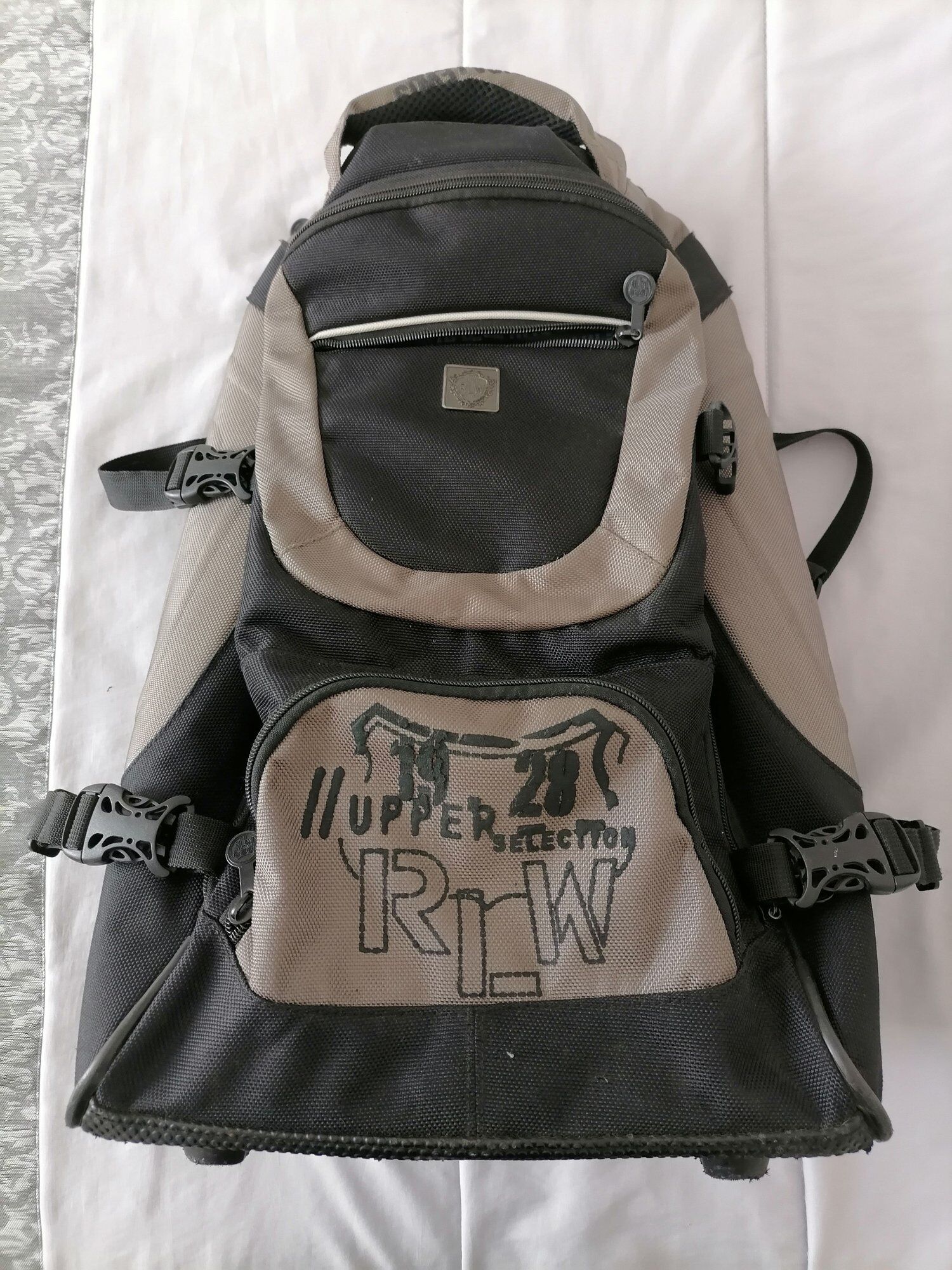 Petite valise sur roulette.