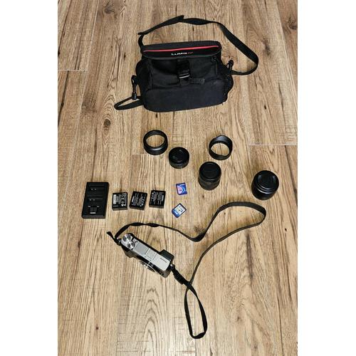 Panasonic Lumix DMC-GX80 Hybride 16 mpix Argent + Objectif 12-32 mm + Objectif 35-100 mm + Objectif 25 mm + 2 cartes SDHC 8Go, 3 batteries, chargeur de batteries, sacoche