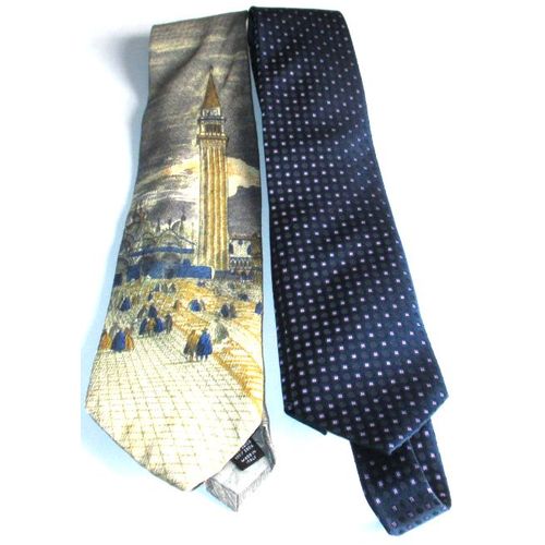 Lot De 2 Cravates En Soie Achetées À Venise -1 Classique Épaisse Fond Bleu Marine Avec Discrète Impression Violet + 1 Fantaisie Légère Fond Gris Décorée De La Place Saint-Marc-Jamais Portées