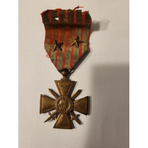 Une Médaille : Croix De Guerre 1914-1918 2 Étoiles - Dimension De La Médaille : 3.6 X 3.6 Cm - Couleurs Du Ruban : Vert Et Rouge Fané.