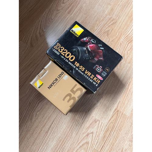 Nikon D3200 24.2 mpix Rouge + Objectif AF-S NIKKOR 18-55mm VR II Kit + Objectif NIKKOR 35mm f/1 8.G