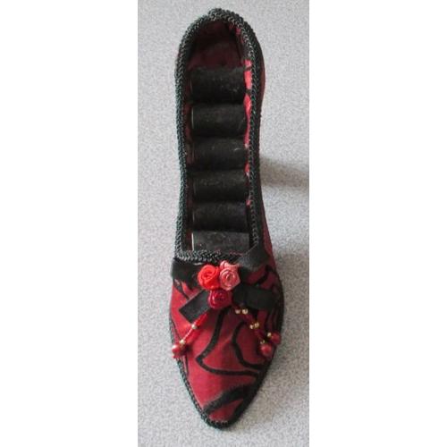 Chaussure porte-bijoux- escarpin recouvert de tissu rouge sombre brillant avec fleurs noires- 5 emplacements pour bagues-petit noeud, fleurs tissu et perles- longueur 18cm hauteur 11cm environ