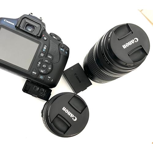 Canon 2000D avec deux objectifs EF-S 18-55mm et le EF 75-300mm