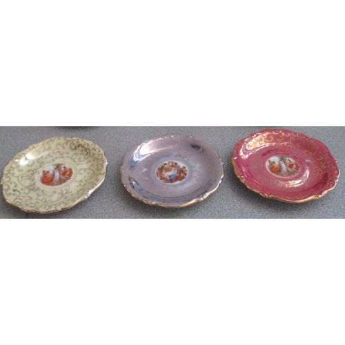 Trois Petites Assiettes/Sous-Tasses En Porcelaine De Bavière De Chez Winterling À Kirchenlamitz Des Années 60- Décor Mythologique Sur Fonds Décorés Or - 1 Blanc + 1 Violet + 1 Rose Vif