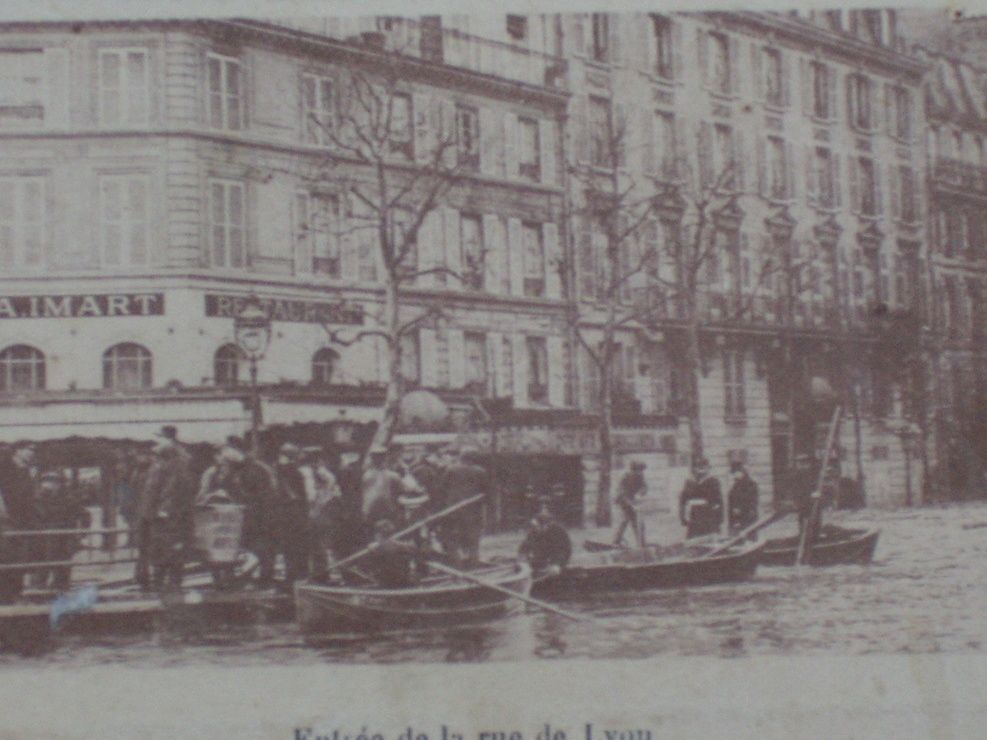 Inondation De Paris 1910 Carte Postale Ancienne Entree De La Rue De Lyon Edition Chocolat Louit Rakuten