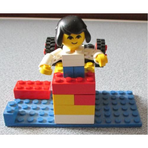 Eléments De Lego En Vrac : 1 Petite Plaque Bleue + 10 Petits Blocs Rouge/Jaune/Noir + 1 Élément À 2 Roues + 1 Personnage Ouvrier