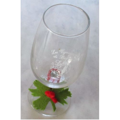 Verre À Vin Les Vignerons De Beynes- Saint Vincent 2012- Hauteur 15.5cm- Décoré D'un Noeud Rouge Sur Une Feuille De Vigne En Feutrine- Jamais Utilisé