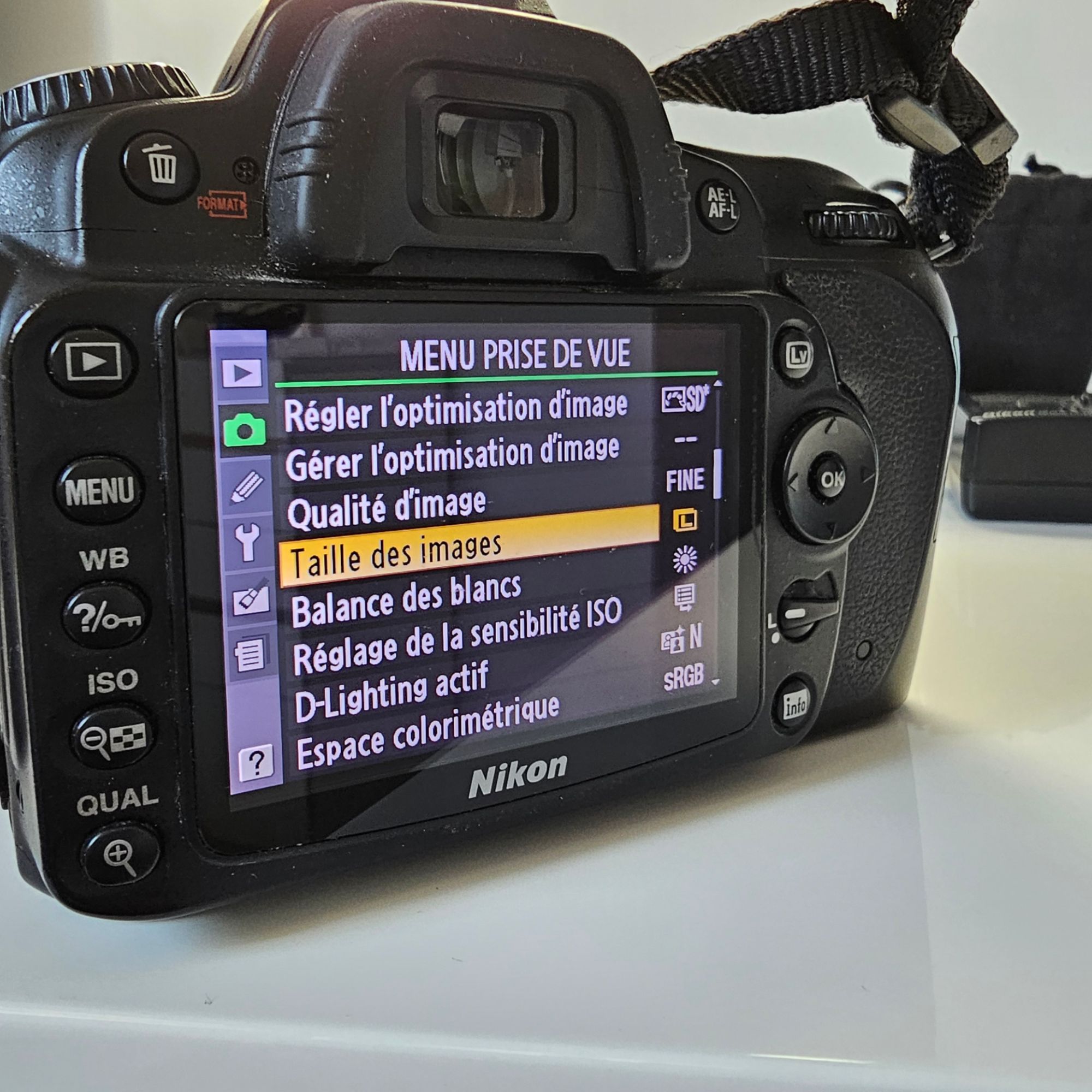 Appareil Photo Reflex Nikon D90 + Objectif 18-200 Mm VR – 12,3 MP, Live View, D-Movie, écran 3 Pouces, Kit Complet Noir