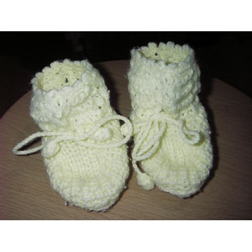 Paire De Chaussons Nourrisson Crochetés Mains, Coloris Jaune, Cordon De Serrage Aux Chevilles, 100% Laine.
