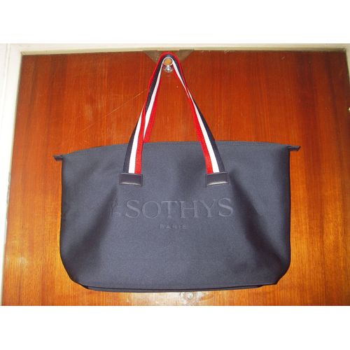 Sac à hanses ( porté épaule ), chic et sport SOTHIYS, en jersey bleu marine ( logo marque gravé sur l'avant ), hanses tricolores ( bleu, blanc, rouge ), une grande poche unique entièrement doublée.