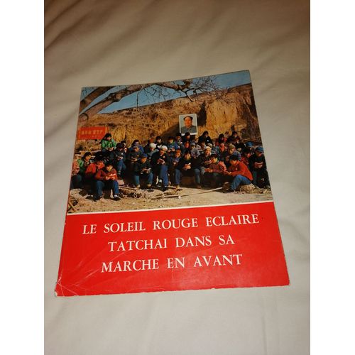 Le Soleil Rouge Éclaire Tatchai Dans Sa Marche En Avant