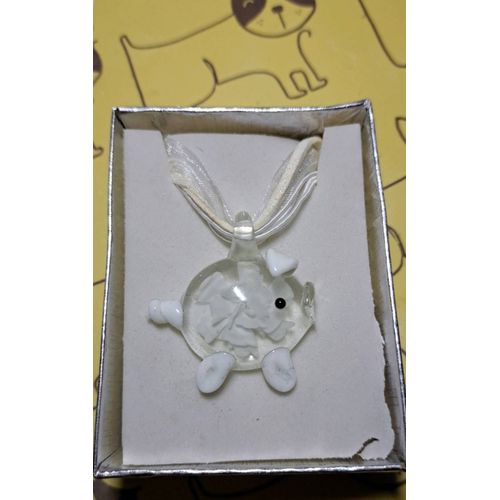 Collier Blanc Avec Cochon Blanc En Verre