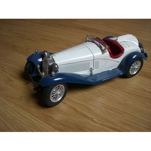 Alfa Romeo 2300 Spider 1932 1/18-Bburago
