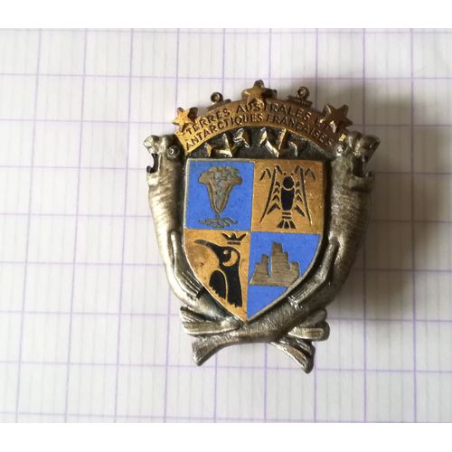 Écu/Insigne Représentant Les Armoiries Officielles Des Terres Australes Et Antarctiques Françaises Supporté Par 2 Éléphants De Mer: Plante Dite "Chou De Kerguelen, Langoustine De St Paul .....De 1977