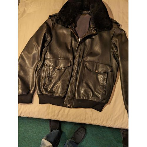 Blouson Pilote Mac Douglas, Cuir Souple Qualité, Col Mouton Amovible, Doublure Cachemire Amovible, 2 Poches Ventrales Bouton Pression, 2 Poches Latérales, 1 Poche Intérieure. Excellent État. 150 Euros