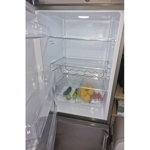 Frigo à vendre en très bon état avec une petite rayure devant. Marque : essentiel B Dimensions : L60xH150xP62 Notice en possession Disponible dans l'immédiat.