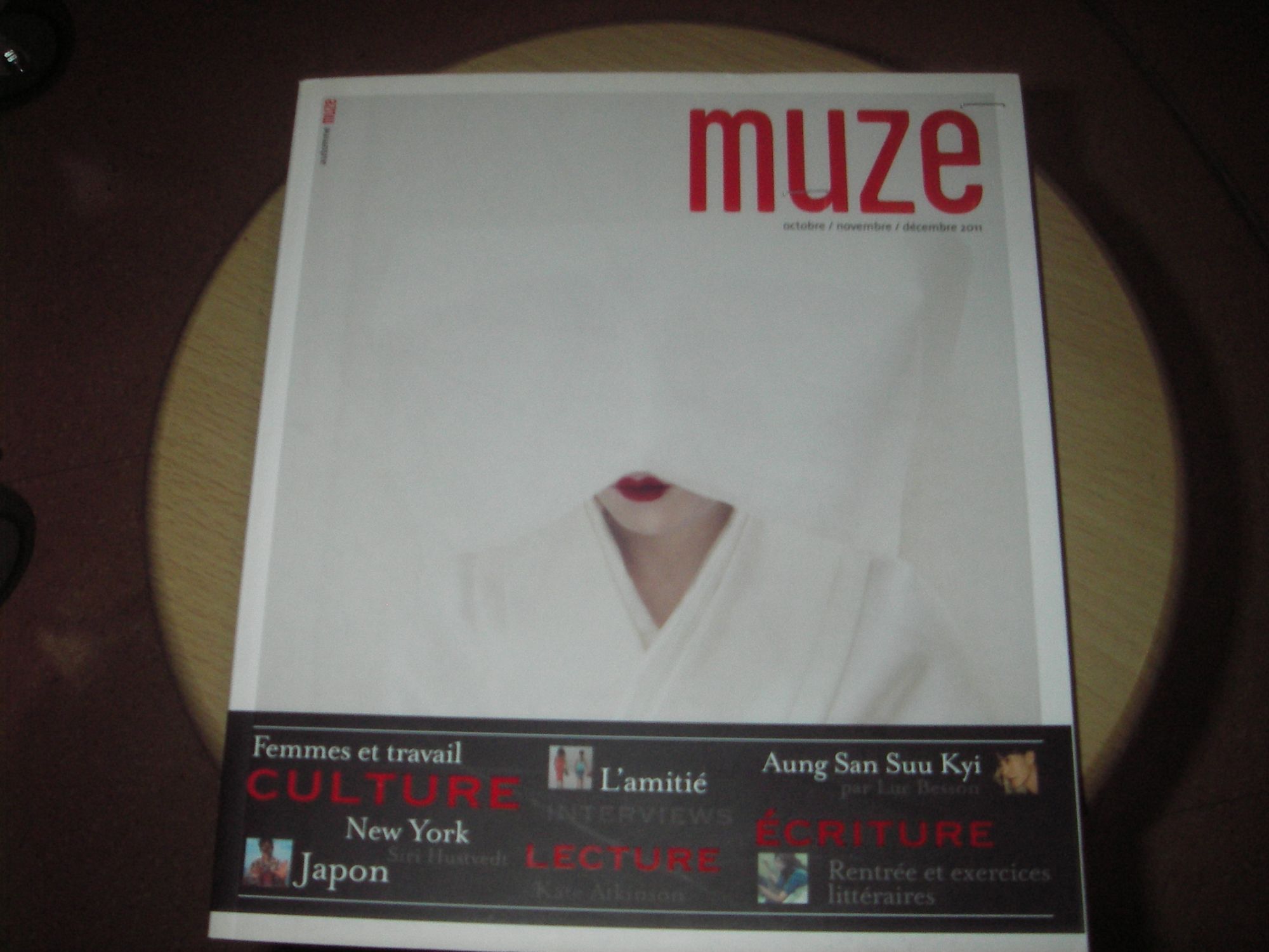 Muze N° 65. Octobre/ Novembre/ Décembre 2011.- Femmes Et Travail. Culture New York . Siri Hustvedt. - Japon. - L'amitié: Interviews. - Lecture: Kate Atkinson. -Aung San Suu Kyi Par Luc Besson.