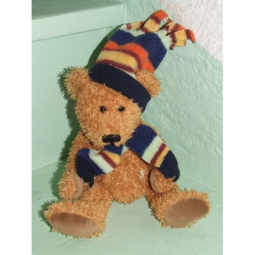 Ours Sunkid Doudou Peluche Marron Écharpe Et Bonnet Rayé Toy Safety 26 Cms + Bonnet De 13 Cms