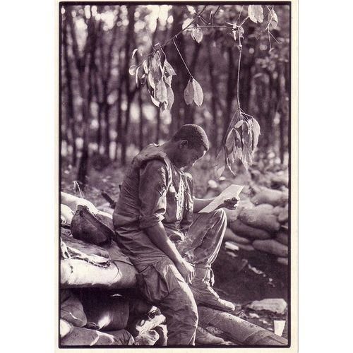G. I. Lisant Son Courrier , Sud Vietnam , Caron , Gamma