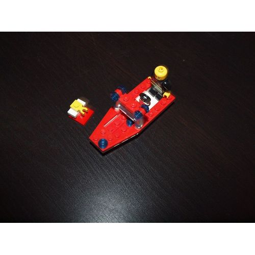 Bateau LEGO avec un personnage 8cm