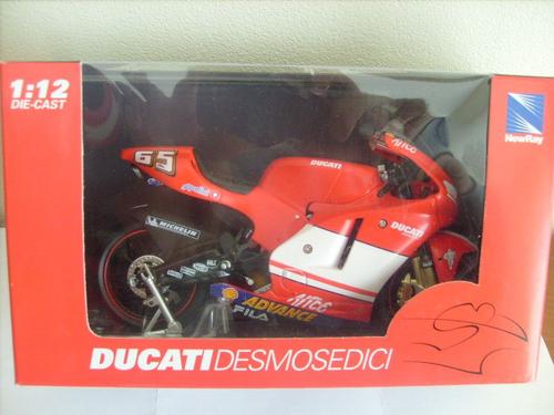 Moto Ducati Desmosedici  Loris Capirossi  Saison 2004  1/12-New Ray