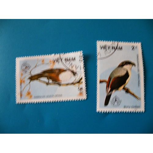 2 Timbres  Oblitérés Du Vietnam