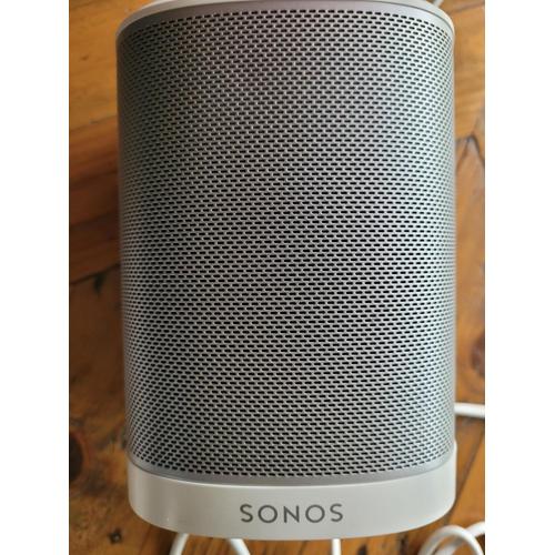 Enceinte SONOS Play:1 parfait état pour se connecter dans toutes les pièces via l'application Sonos à télécharger.
